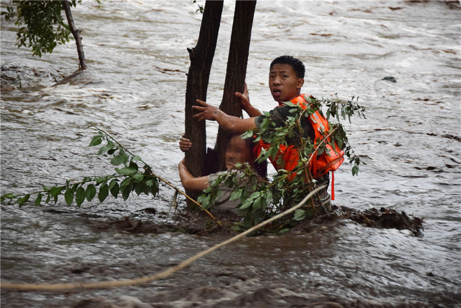 北京持續暴雨引發山洪 女子緊抱大樹被消防營救