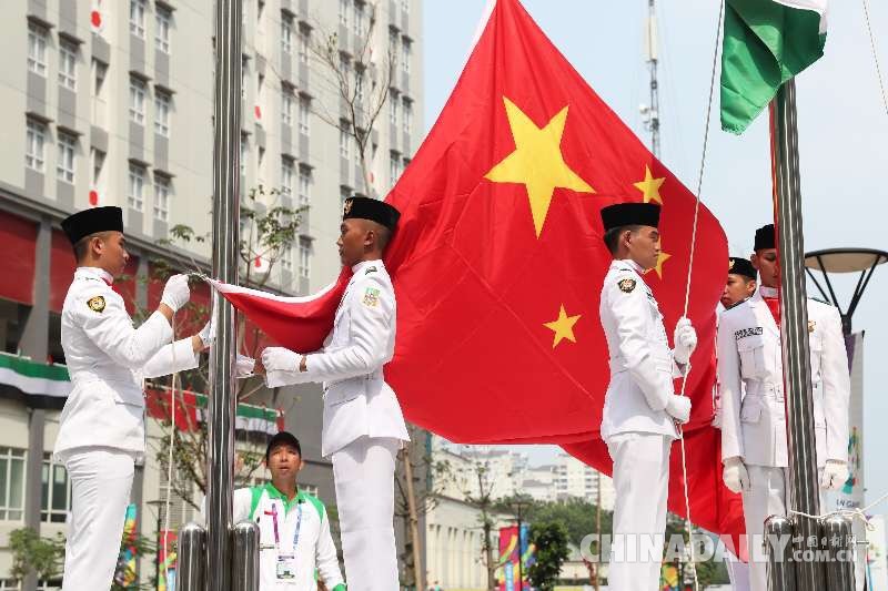 中國體育代表團在雅加達亞運村舉行升旗儀式